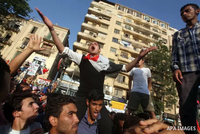 Egyptian protesters shout slogans against former President Hosni Mubarak and his aides during the third day of protests after the announcement of the verdict in their trial, in Tahrir square, Cairo, Egypt, 04 June 2012....