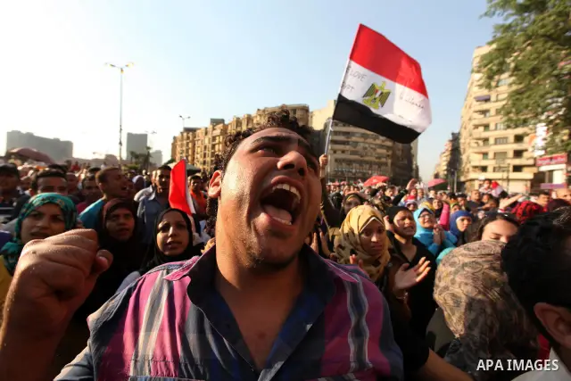Egyptian protesters shout slogans against former President Hosni Mubarak and his aides during the third day of protests after the announcement of the verdict in their trial, in Tahrir square, Cairo, Egypt, 04 June 2012....