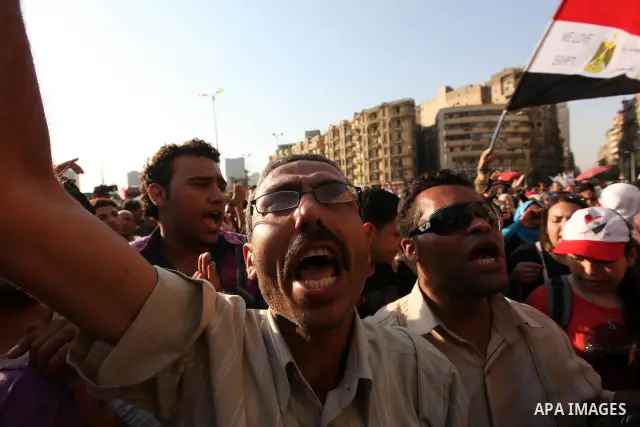 Egyptian protesters shout slogans against former President Hosni Mubarak and his aides during the third day of protests after the announcement of the verdict in their trial, in Tahrir square, Cairo, Egypt, 04 June 2012....