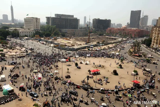 Egyptian protesters shout slogans against former President Hosni Mubarak and his aides during the protests after the announcement of the verdict in their trial, at Tahrir square, Cairo, Egypt, 05 June 2012. Opposition gr...