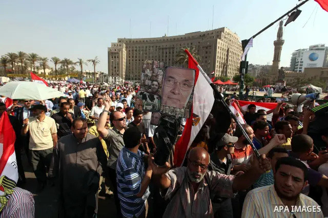 Egyptian protesters shout slogans against former President Hosni Mubarak and his aides during the protests after the announcement of the verdict in their trial, at Tahrir square, Cairo, Egypt, 05 June 2012. Opposition gr...