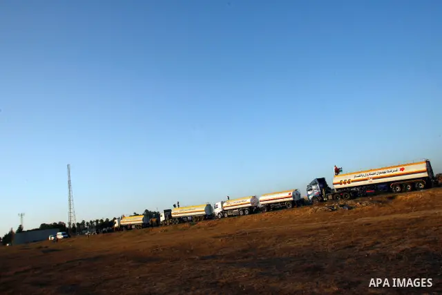 Fuel tankers arrive at Rafah border crossing with Egypt on June 07, 2012. Israel allowed five fuel tankers from Qatari oil to cross into the Gaza Strip on Thursday to ease a severe power shortage triggered by a dispute o...