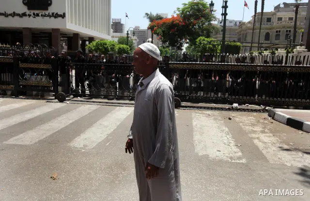 Egyptian protesters stands at Cairo's Tahrir Square during a demonstration against presidential candidate Ahmed Shafiq, as hundreds of people gathered after the Friday noon prayer on June 8, 2012 in the landmark square t...