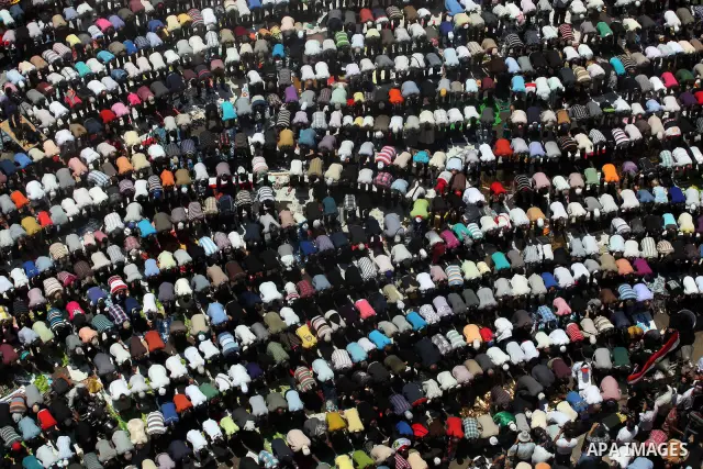 Egyptian Protesters gather for Friday prayers before a demonstration against presidential candidate Ahmed Shafiq in central Cairo's Tahrir Square, as hundreds of people gathered after the Friday noon prayer on June 8, 20...