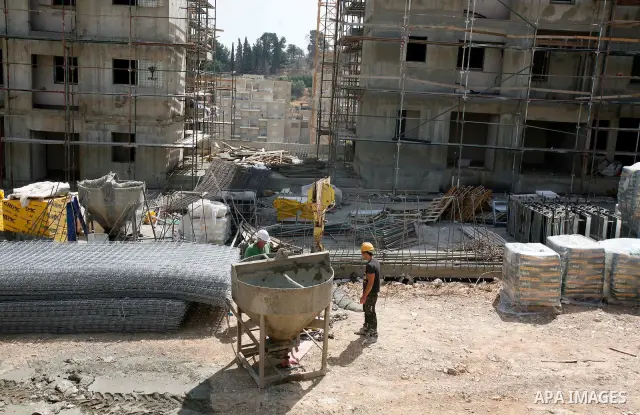 Workers continue the construction at the site of Jewish settlement Harmoun Hanatseve Next to the Arab neighborhood Ras Al Amoud, in the south of Jerusalem, On 10 June 2012. Photo by Mahfouz Abu Turk