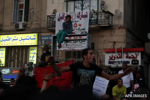 Egyptian protesters take part in a demonstration at Tahrir square in Cairo June 14, 2012. Egypt's supreme court ruled on Thursday to dissolve the Islamist-led parliament, plunging a troubled transition to democracy into...