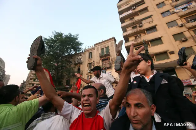 Egyptian protesters take part in a demonstration at Tahrir square in Cairo June 14, 2012. Egypt's supreme court ruled on Thursday to dissolve the Islamist-led parliament, plunging a troubled transition to democracy into...