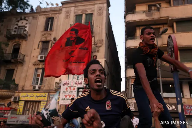 Egyptian protesters take part in a demonstration at Tahrir square in Cairo June 14, 2012. Egypt's supreme court ruled on Thursday to dissolve the Islamist-led parliament, plunging a troubled transition to democracy into...