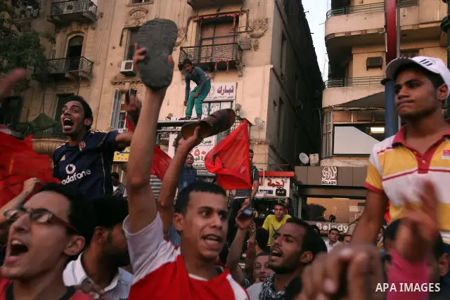 Egyptian protesters take part in a demonstration at Tahrir square in Cairo June 14, 2012. Egypt's supreme court ruled on Thursday to dissolve the Islamist-led parliament, plunging a troubled transition to democracy into...