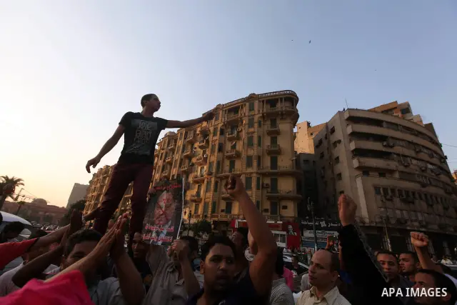 Egyptian protesters take part in a demonstration at Tahrir square in Cairo June 14, 2012. Egypt's supreme court ruled on Thursday to dissolve the Islamist-led parliament, plunging a troubled transition to democracy into...