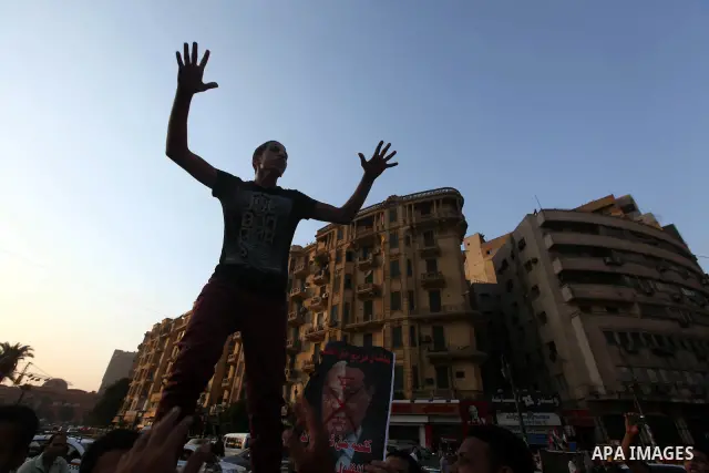 Egyptian protesters take part in a demonstration at Tahrir square in Cairo June 14, 2012. Egypt's supreme court ruled on Thursday to dissolve the Islamist-led parliament, plunging a troubled transition to democracy into...
