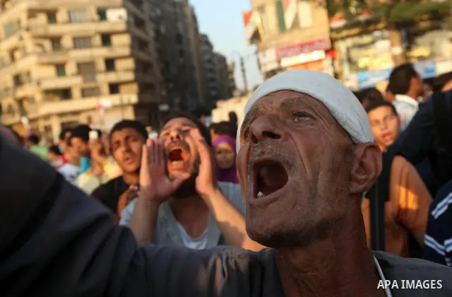 Egyptian protesters take part in a demonstration at Tahrir square in Cairo June 14, 2012. Egypt's supreme court ruled on Thursday to dissolve the Islamist-led parliament, plunging a troubled transition to democracy into...