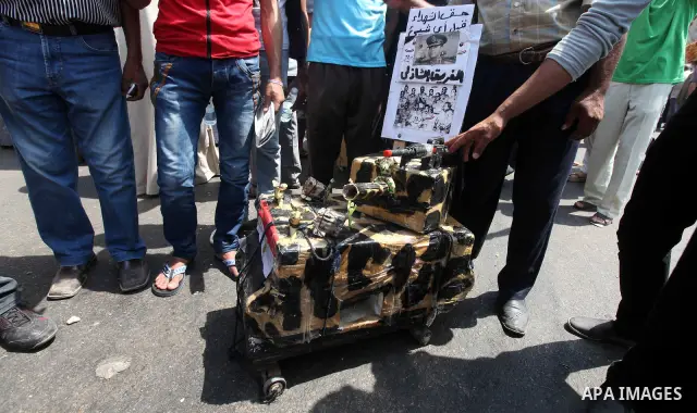 Egyptian protesters take part in a demonstration at Tahrir square in Cairo June 15, 2012. Egypt's supreme court ruled on Thursday to dissolve the Islamist-led parliament, plunging a troubled transition to democracy into...