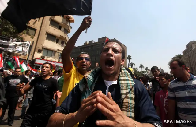 Egyptian protesters take part in a demonstration at Tahrir square in Cairo June 15, 2012. Egypt's supreme court ruled on Thursday to dissolve the Islamist-led parliament, plunging a troubled transition to democracy into...