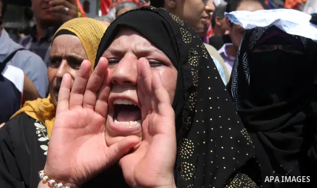 Egyptian protesters take part in a demonstration at Tahrir square in Cairo June 15, 2012. Egypt's supreme court ruled on Thursday to dissolve the Islamist-led parliament, plunging a troubled transition to democracy into...