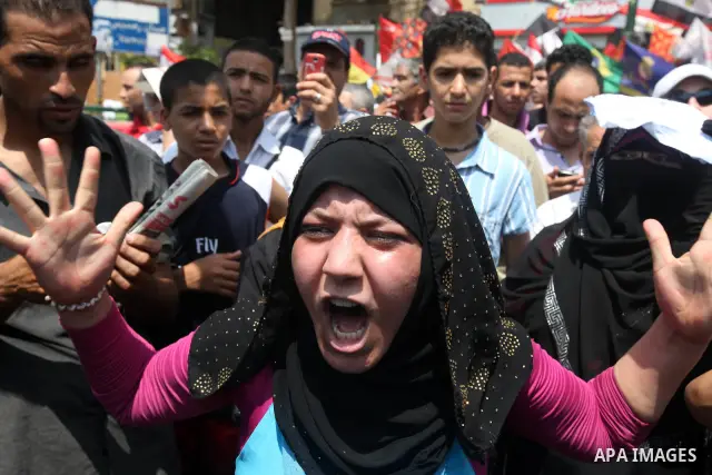 Egyptian protesters take part in a demonstration at Tahrir square in Cairo June 15, 2012. Egypt's supreme court ruled on Thursday to dissolve the Islamist-led parliament, plunging a troubled transition to democracy into...