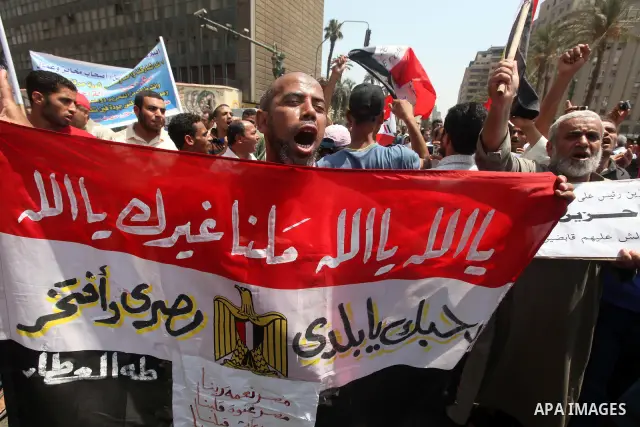 Egyptian protesters take part in a demonstration at Tahrir square in Cairo June 15, 2012. Egypt's supreme court ruled on Thursday to dissolve the Islamist-led parliament, plunging a troubled transition to democracy into...