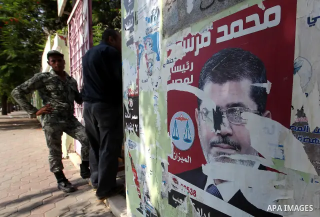 An Egyptian soldier stands in front of a polling station on June 15, 2012 on the eve of Egypt's second round of presidential runoff elections. Egypt's transition to democracy was thrown into further disarray after its to...