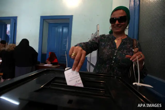 An Egyptian woman casts her vote at a polling station in Cairo on June 16, 2012 in a divisive presidential runoff pitting ousted strongman Hosni Mubarak's last premier Ahmed Shafiq against Muslim Brotherhood candidate Mo...