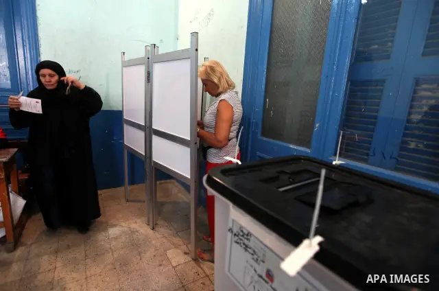 Egyptian women cast their vote at a polling station in Cairo on June 16, 2012 in a divisive presidential runoff pitting ousted strongman Hosni Mubarak's last premier Ahmed Shafiq against Muslim Brotherhood candidate Moha...