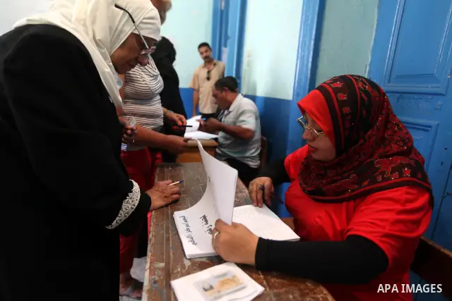 Egyptian women cast their vote at a polling station in Cairo on June 16, 2012 in a divisive presidential runoff pitting ousted strongman Hosni Mubarak's last premier Ahmed Shafiq against Muslim Brotherhood candidate Moha...