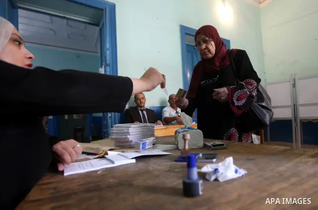 An Egyptian woman casts her vote at a polling station in Cairo on June 16, 2012 in a divisive presidential runoff pitting ousted strongman Hosni Mubarak's last premier Ahmed Shafiq against Muslim Brotherhood candidate Mo...