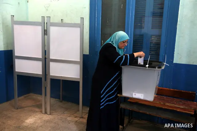 An Egyptian woman casts her vote at a polling station in Cairo on June 16, 2012 in a divisive presidential runoff pitting ousted strongman Hosni Mubarak's last premier Ahmed Shafiq against Muslim Brotherhood candidate Mo...