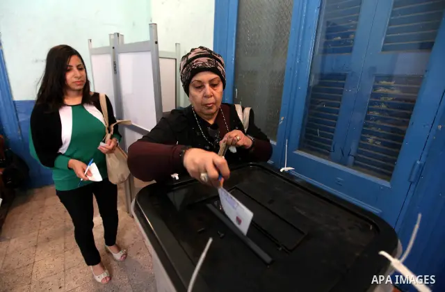 Egyptian women cast their vote at a polling station in Cairo on June 16, 2012 in a divisive presidential runoff pitting ousted strongman Hosni Mubarak's last premier Ahmed Shafiq against Muslim Brotherhood candidate Moha...
