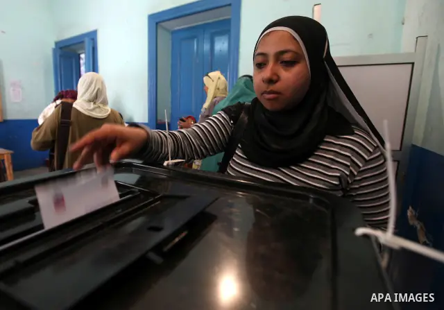 An Egyptian woman casts her vote at a polling station in Cairo on June 16, 2012 in a divisive presidential runoff pitting ousted strongman Hosni Mubarak's last premier Ahmed Shafiq against Muslim Brotherhood candidate Mo...
