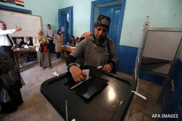 Egyptian women cast their vote at a polling station in Cairo on June 16, 2012 in a divisive presidential runoff pitting ousted strongman Hosni Mubarak's last premier Ahmed Shafiq against Muslim Brotherhood candidate Moha...