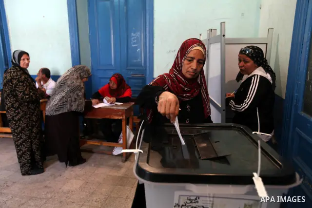 Egyptian women cast their vote at a polling station in Cairo on June 16, 2012 in a divisive presidential runoff pitting ousted strongman Hosni Mubarak's last premier Ahmed Shafiq against Muslim Brotherhood candidate Moha...