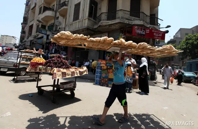 An Egyptian boy sells bread during voting at a polling station in Cairo on June 16, 2012 in a divisive presidential runoff pitting ousted strongman Hosni Mubarak's last premier Ahmed Shafiq against Muslim Brotherhood can...