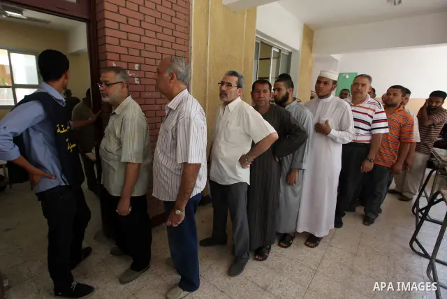 Egyptians queue outside a polling station in Cairo on June 16, 2012 to vote in a divisive presidential runoff pitting ousted strongman Hosni Mubarak's last premier Ahmed Shafiq against Muslim Brotherhood candidate Mohamm...