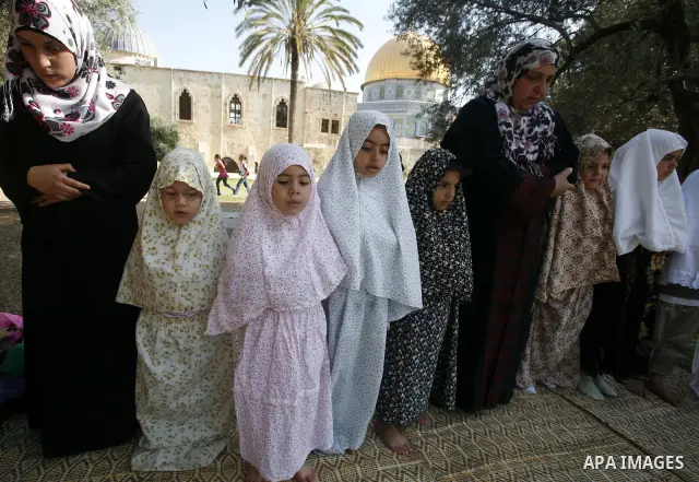 Palestinian children pray during a participate in summer camps at Al-Aqsa mosque in the old city of Jerusalem on 19 June 2012. Photo by Mahfouz Abu Turk