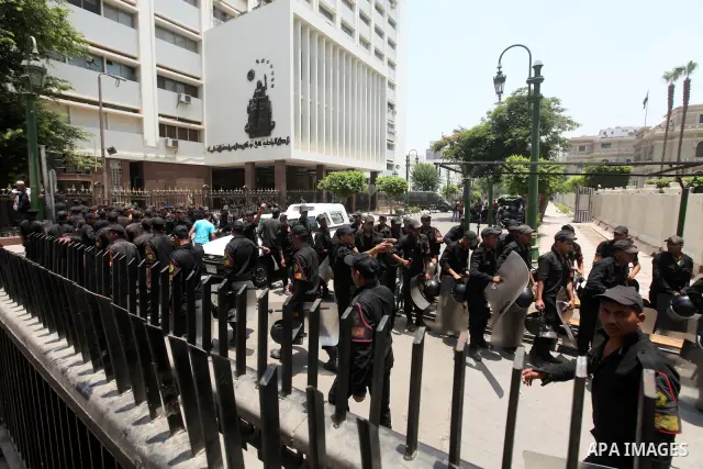 Egyptian riot police stand outside the parliament as protesters gather in Cairo, on June 19, 2012, after the Supreme Council of the Armed Forces (SCAF) issued a constitutional declaration on June 17, claiming legislative...