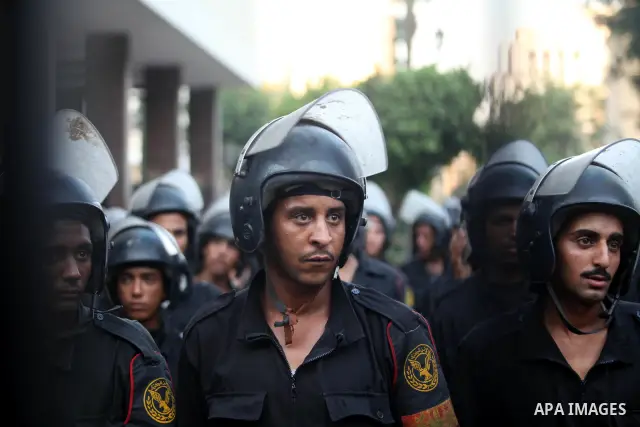 Egyptian riot police stand guard, during a protest against the military council at the gates of Egypt's parliament in Cairo June 19, 2012. Egypt's Muslim Brotherhood declared on Tuesday it did not want a confrontation wi...