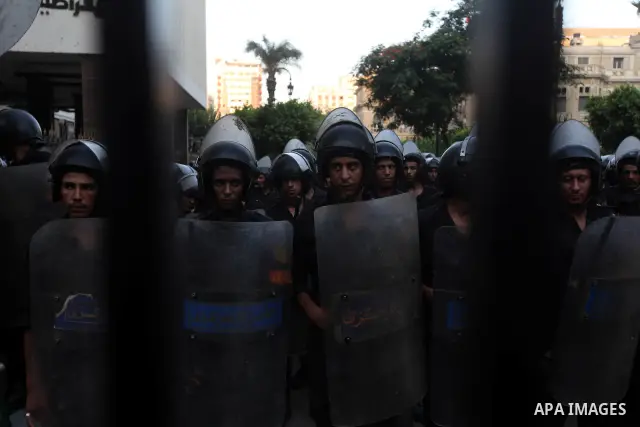 Egyptian riot police stand guard, during a protest against the military council at the gates of Egypt's parliament in Cairo June 19, 2012. Egypt's Muslim Brotherhood declared on Tuesday it did not want a confrontation wi...
