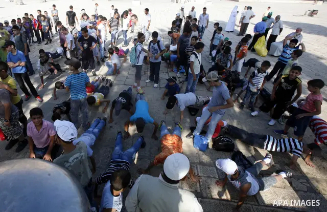 Palestinian children participate in summer camps at Al-Aqsa mosque in the old city of Jerusalem on 21 June 2012. Photo by Mahfouz Abu Turk.