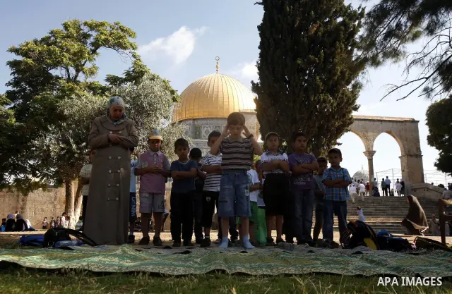 Palestinian children pray during a participate in summer camps at Al-Aqsa mosque in the old city of Jerusalem on 21 June 2012. Photo by Mahfouz Abu Turk