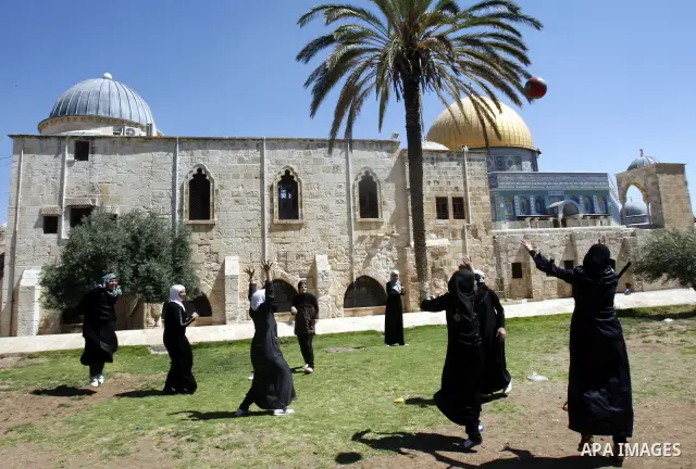 Palestinian girls participate in summer camps at Al-Aqsa mosque in the old city of Jerusalem on 21 June 2012. Photo by Mahfouz Abu Turk.