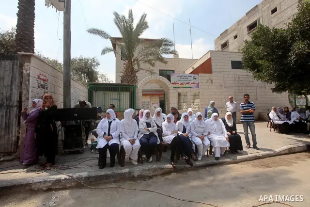 Palestinian doctors take part in the opening of the Al Harazin hospital generation in Gaza City on June, 25, 2012. Photo by Ashraf Amra.