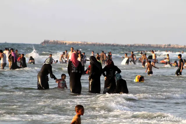 Palestinians enjoy swimming on their week-end in the Mediterranean sea in Gaza City on July 06, 2012. Photo by Ashraf Amra