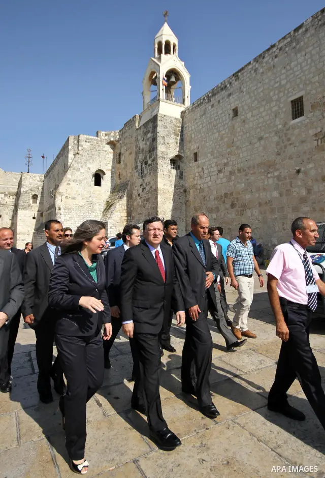 BETHLEHEM, July 8, 2012 EU Commission President Jose Manuel Barroso (C) visits the Church of the Nativity in the West Bank city of Bethlehem on July 8, 2012..(Xinhua/Luay Sababa) (Credit Image: © Luay Sababa/Xinhua/ZUMAP...