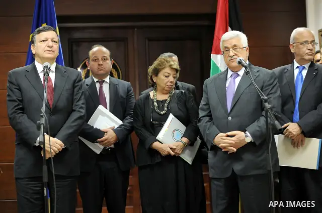 Palestinian President Mahmoud Abbas (Abu Mazen) meets with European Commission President Jose Manuel Barroso in the West Bank city of Ramallah on 08 July 2012. Photo by Thaer Ganaim