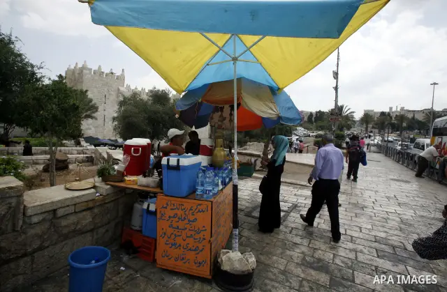 Palestinian vendor sells natural juice and drinks at the market in Jerusalem's old city on July 09, 2012. Photo by Mahfouz Abu Turk