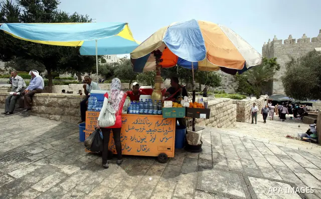 Palestinian vendor sells natural juice and drinks at the market in Jerusalem's old city on July 09, 2012. Photo by Mahfouz Abu Turk