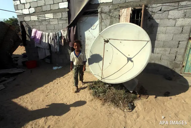 A Palestinian child plays in front his home in Zeitoun neighborhood southern Gaza city on 09 July 2012. Photo by Ashraf Amra