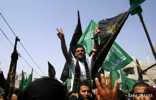 Palestinian soccer player Mahmud Sarsak who staged a hunger strike of nearly three months while in Israeli jail, flashes the V for "victory" sign as he arrives to Rafah southern Gaza strip on July 10, 2012 upon his relea...