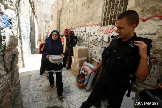 Israeli police officers oversight evacuation process of a Palestinian house in Jerusalem's old city on July. 11,2012 after the Palestinian family receive a notification to evacuate their house. Photo by Mahfouz Abu Turk