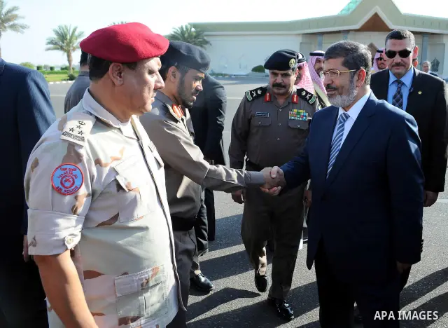 Egyptian President Mohamed Morsi shakes hands with Saudi officials before leaving Saudi Arabia from Jeddah Airport, 12 July 2012. Egyptian President Morsi arrived 11 July in Saudi Arabia on his first foreign trip in offi...